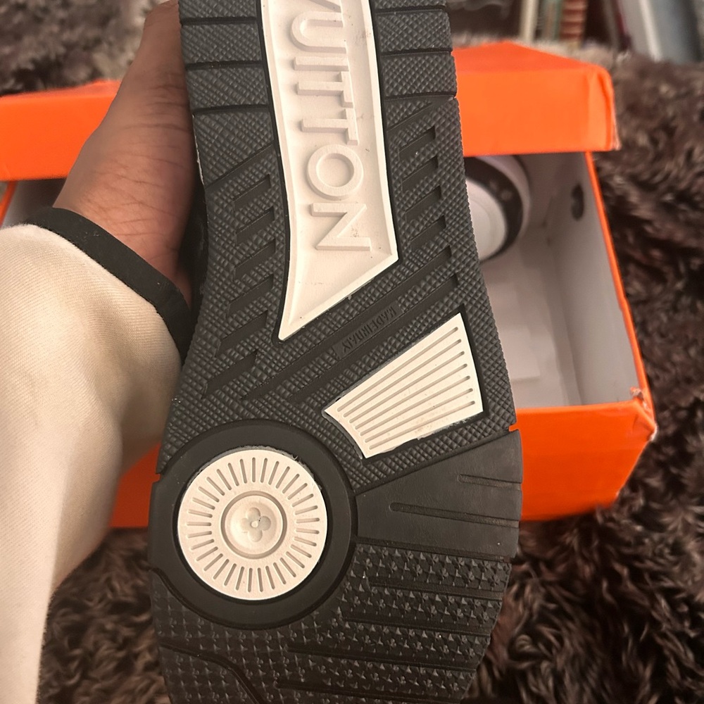 Louis Vuitton Black and White Sneakers Sleek Modern Design - Picture 5 of 5